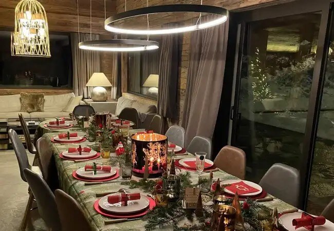 Table dressée dans un chalet savoyard.
