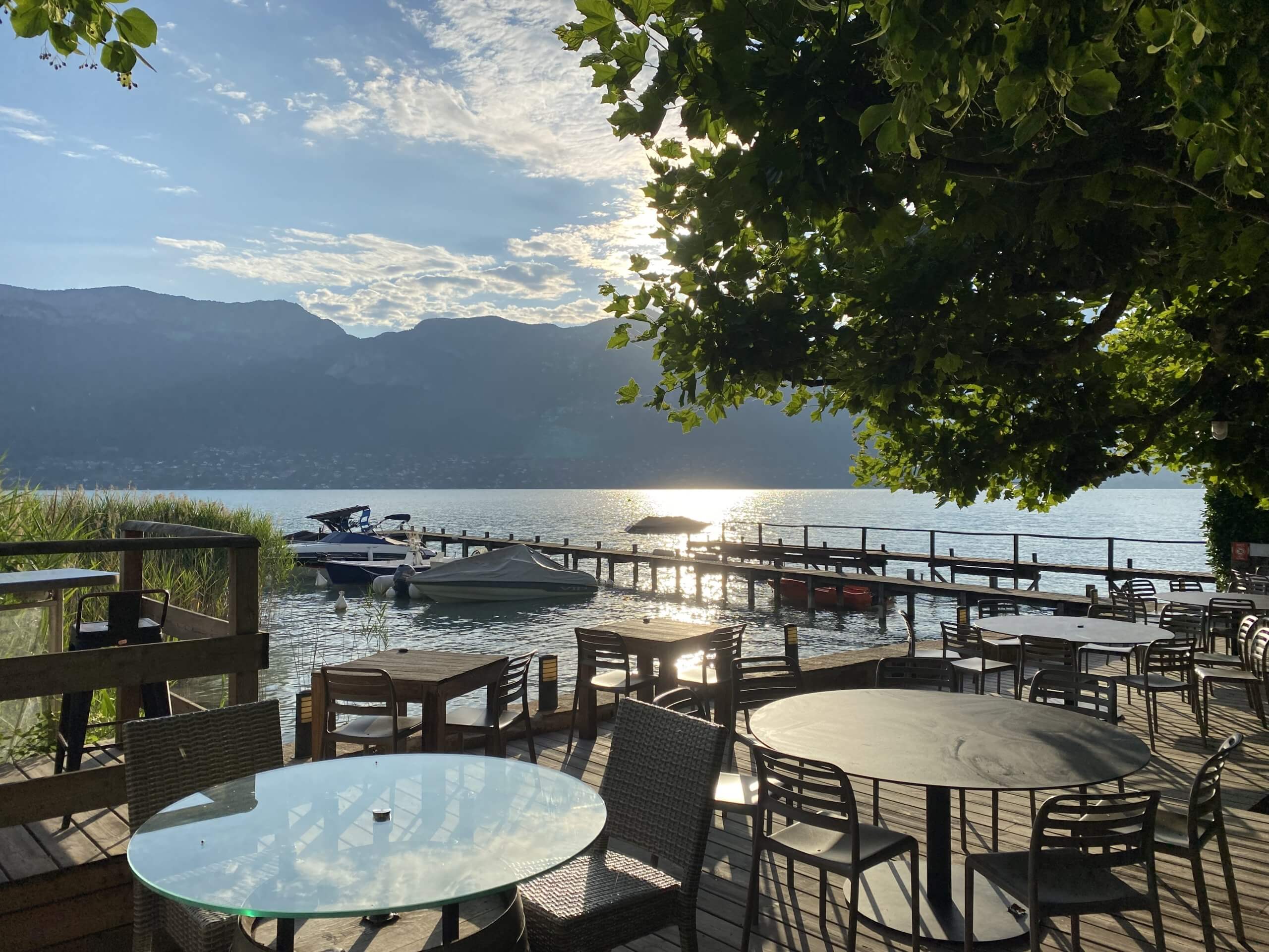 Terrasse du restaurant le Poisson Rouge à Sévrier au petit matin.