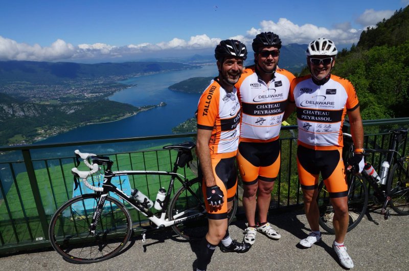 Trio de cyclistes au sommet du Col de la Forclaz.