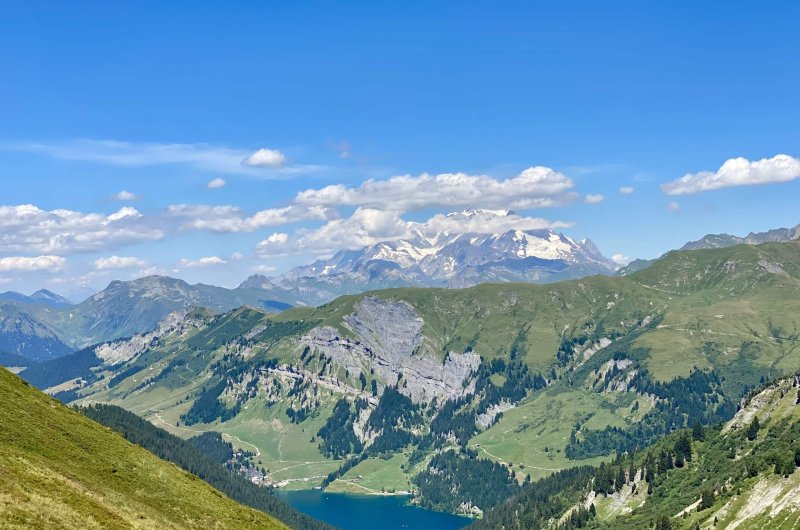 Le barrage de Saint Guérin et le Massif du Mont-Blanc en arrière plan.