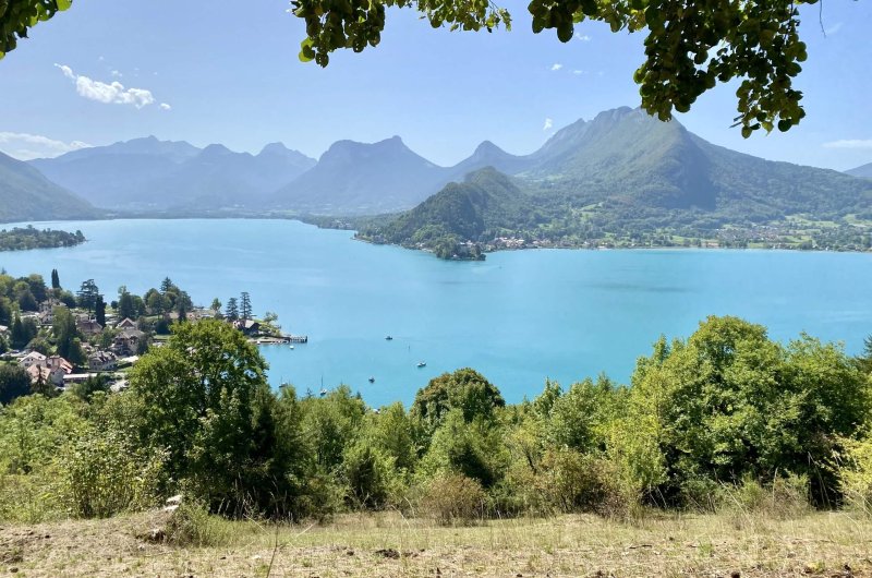 La baie de Talloires sur le lac d'Annecy.