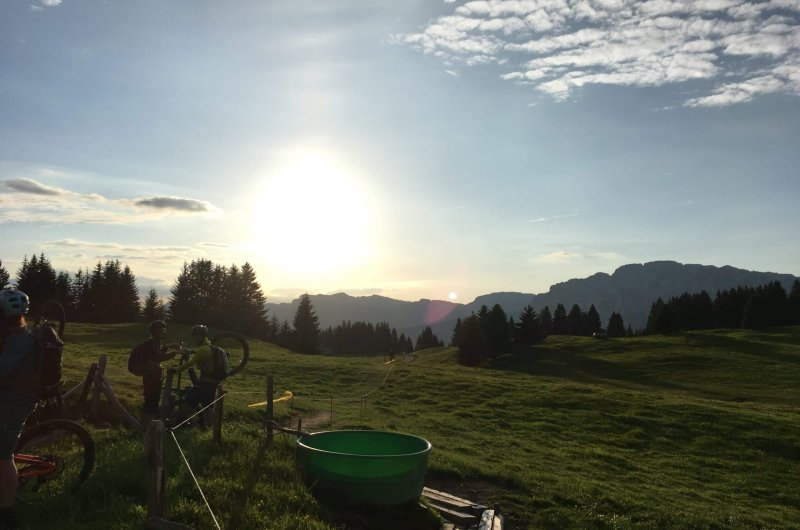 Le plateau de Beauregard dans les lumières du soleil couchant.
