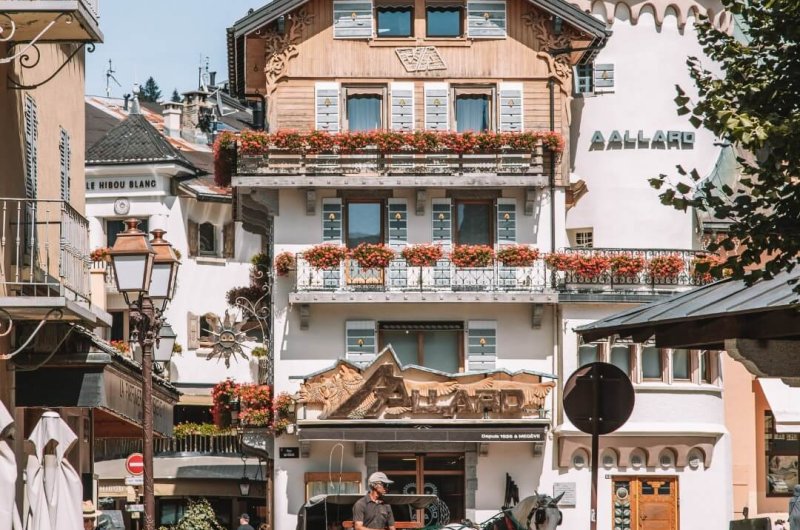 Place de la Mairie et magasin Allard à Megève.