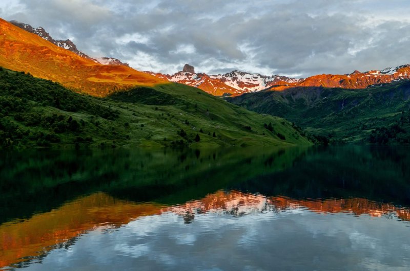 Lac beaufortain et Pierra Menta au levant.