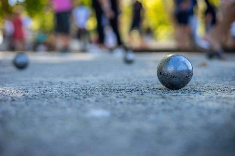 Zoom sur une boule de pétanque.