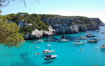 Bateaux au mouillage dans une cala de Minorque.