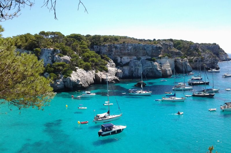 Bateaux au mouillage dans une cala de Minorque.