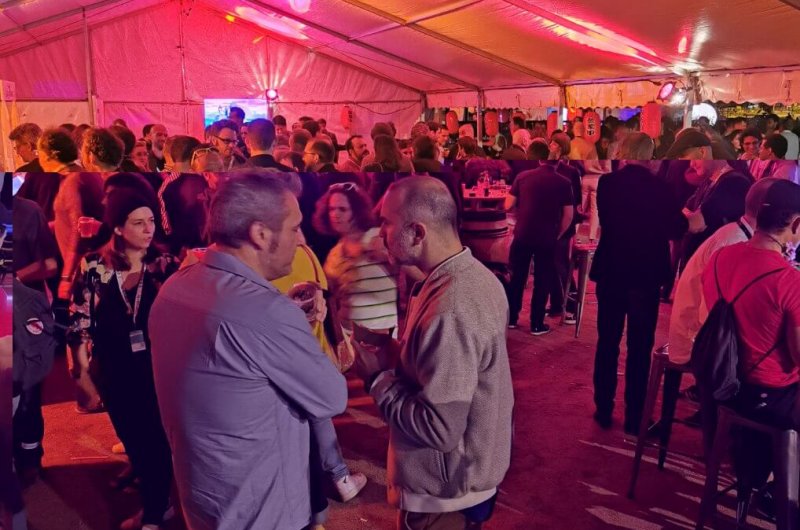 Convention sous chapiteau.