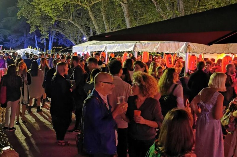 Convention sur les bords du lac d'Annecy de nuit.