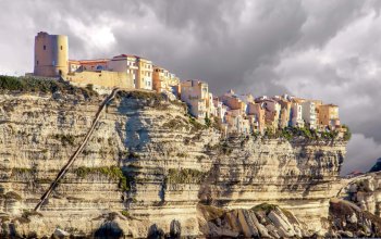Les falaises et le village de Bonnifaccio en Corse.
