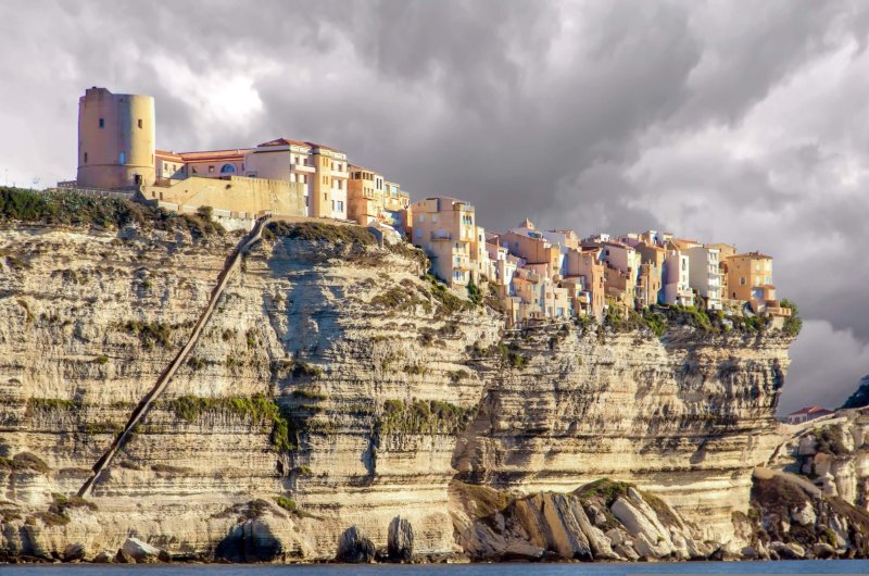 Les falaises et le village de Bonnifaccio en Corse.