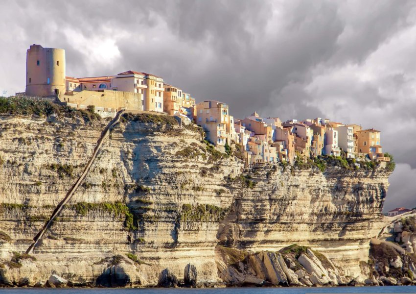 Les falaises et le village de Bonnifaccio en Corse.