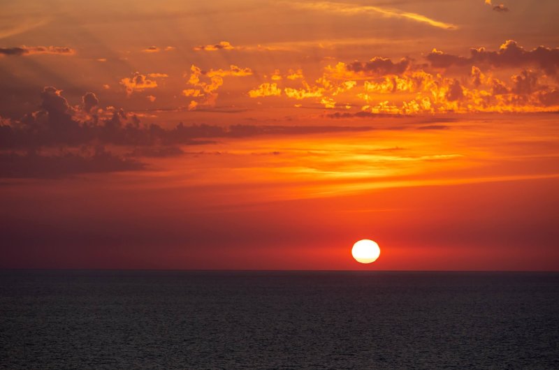 Coucher de soleil sur la mer Mediterranée.