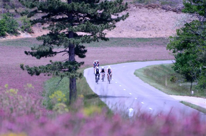 Groupe de cyclistes sur une route de Provence.