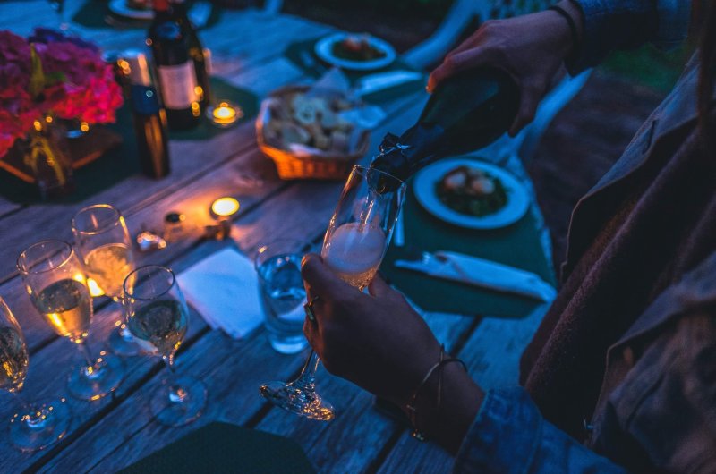 Apéritif dégustation sur table en bois dans la nuit.