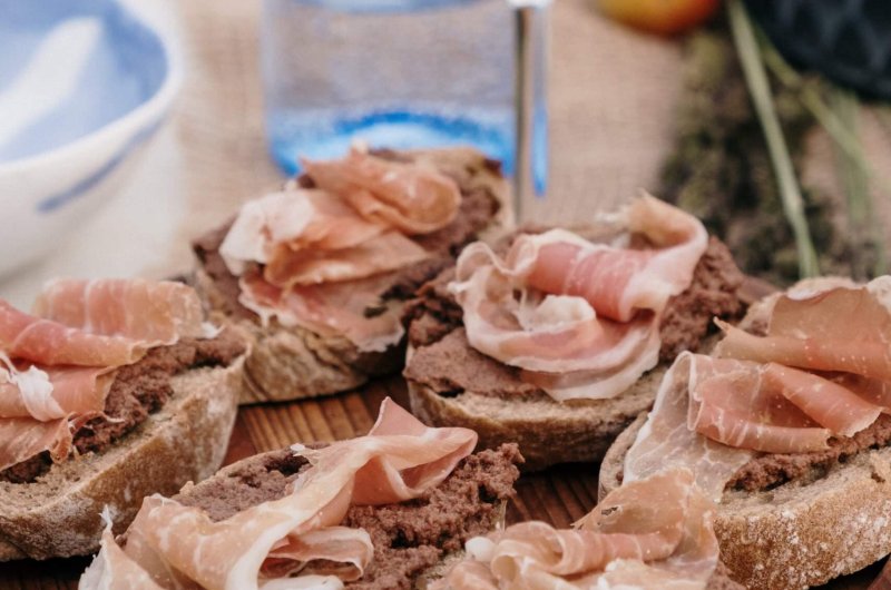 Dégustation charcuterie.