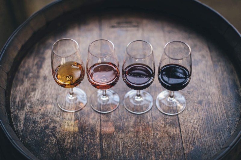 4 verres de vin blanc, rosé, rouge et liquoreux.