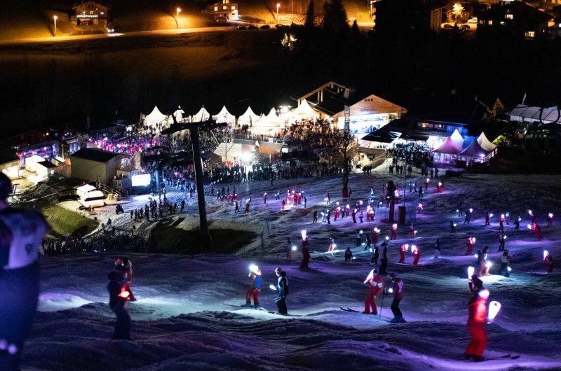Descente aux flambeaux lors de Glisse en Cœur 2023.