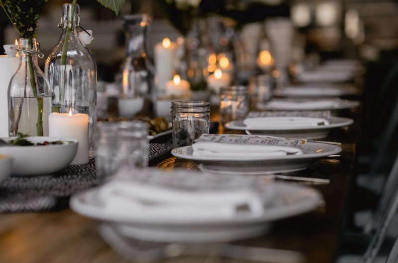 Table dressée pour une soirée gastronomique et festive.