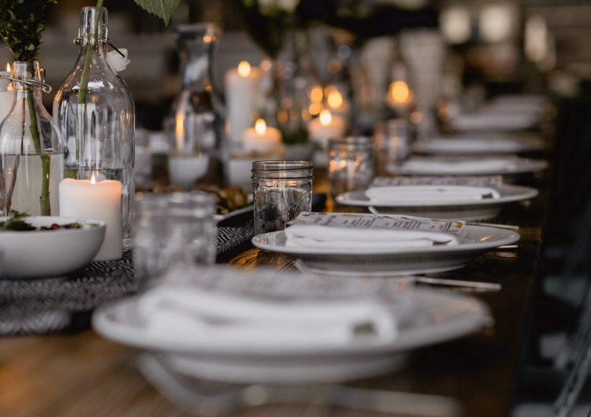 Table dressée pour une soirée gastronomique et festive.