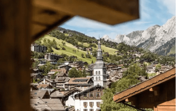 Point de vue sur le clocher de l'église de la Clusaz vu d'un chalet.