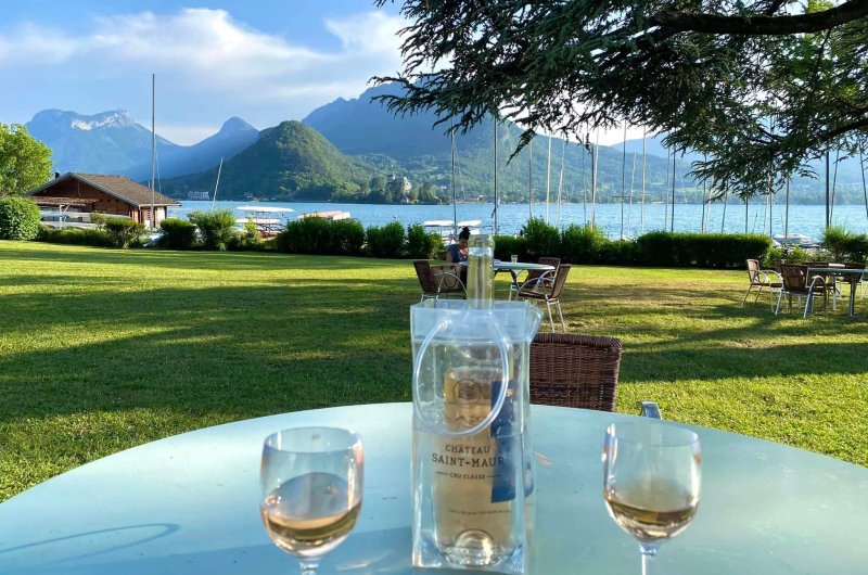 Apéritif en bord de lac à Talloires.