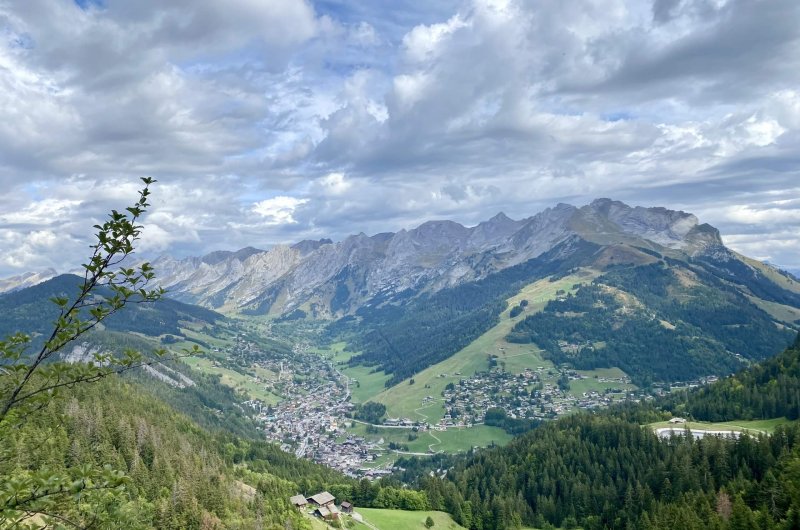 Vue plongeante sur la Clusaz, la vallée des Confins et la chaîne des Aravis.