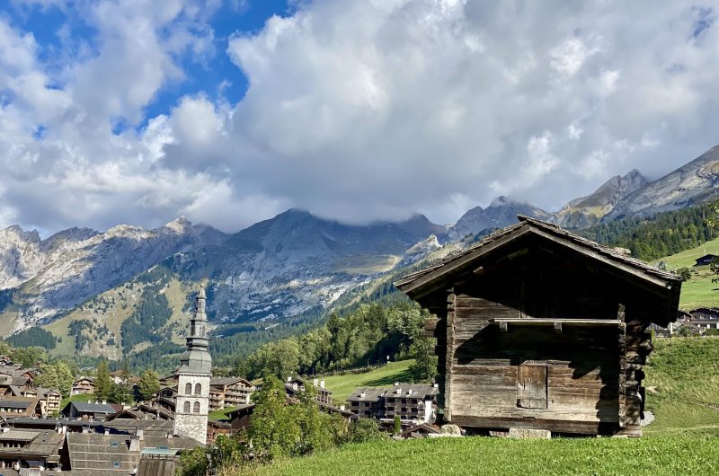 Vue sur village de La Clusaz.