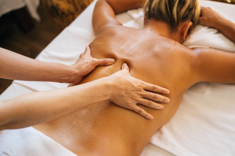 Massage du dos.