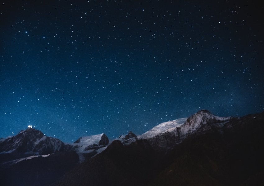 Le mont-Blanc sous une nuit étoilée.