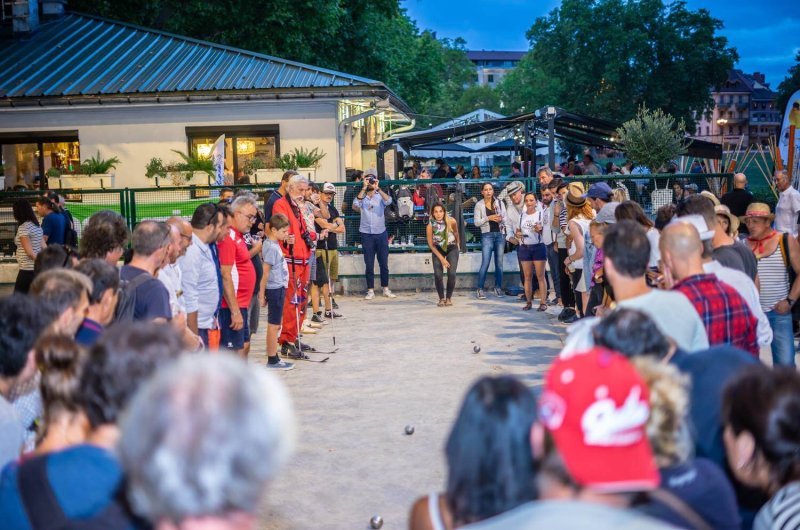 Partie de pétanque.