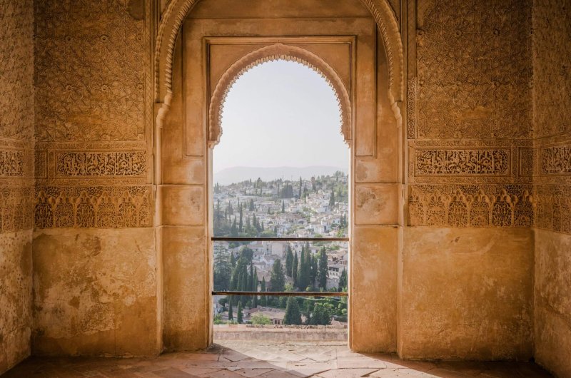 Porte ouverte sur un village marocain.