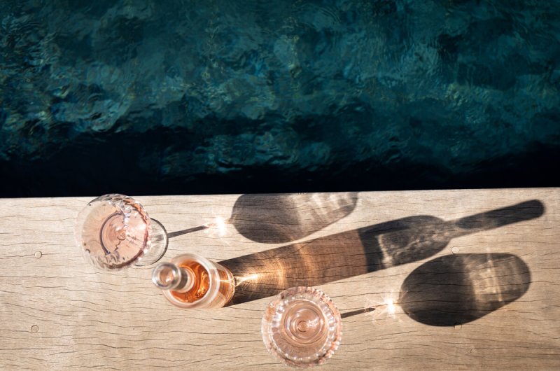 Rosé frais servi au bord de la piscine.