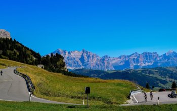 Cyclistes sur une route de montagne.