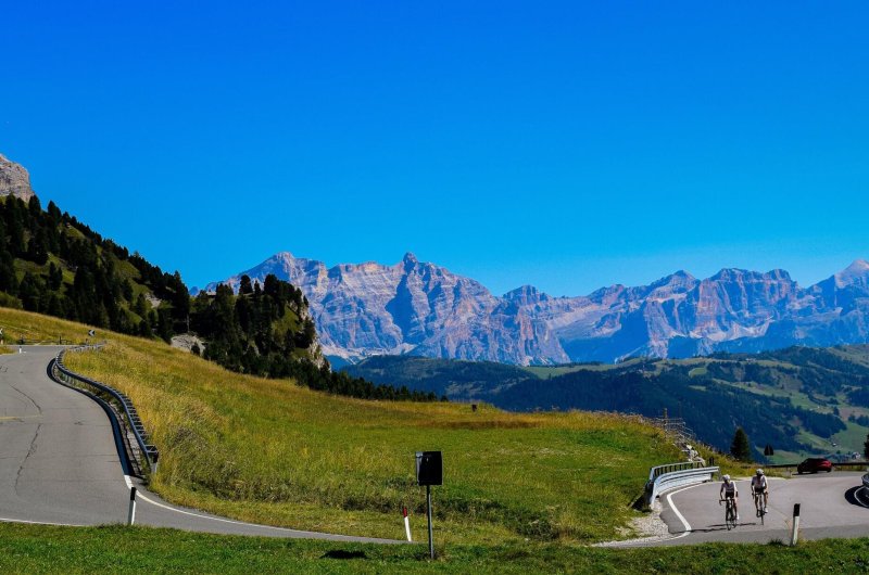 Cyclistes sur une route de montagne.