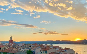 Vue sur Saint-Tropez au couchant.