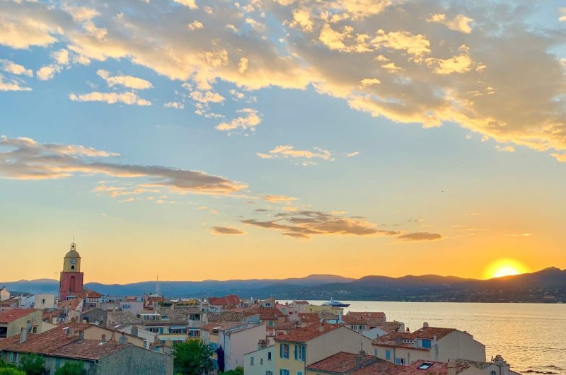 Vue sur Saint-Tropez au couchant.