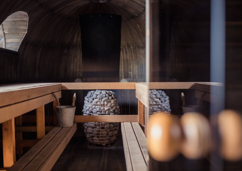 Sauna typique en bois et pierres.