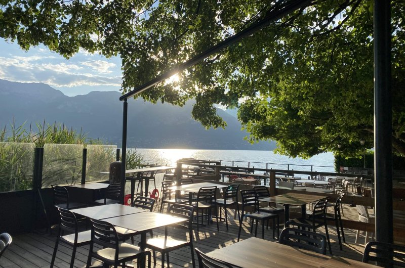 Terrasse du restaurant le Poisson Rouge à Sévrier au matin.