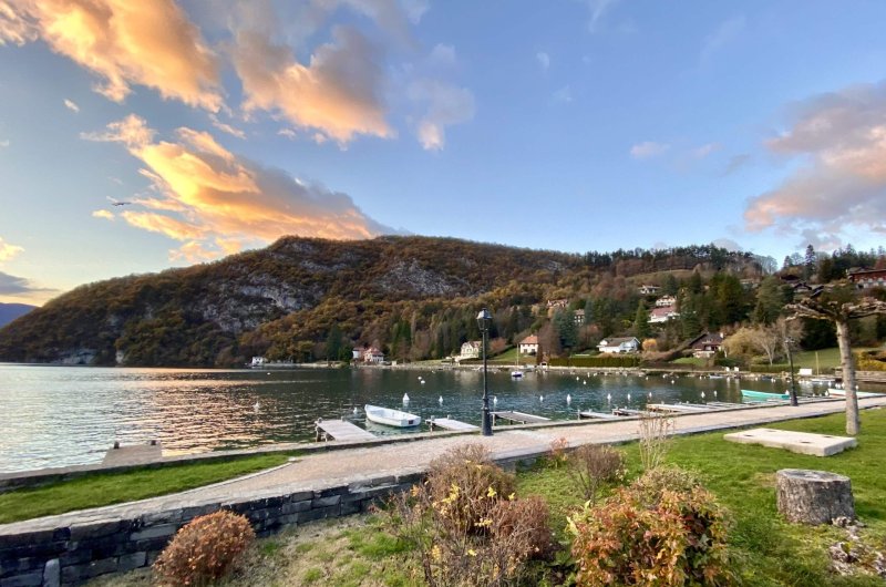 Le port de la baie de Talloires à l'automne.
