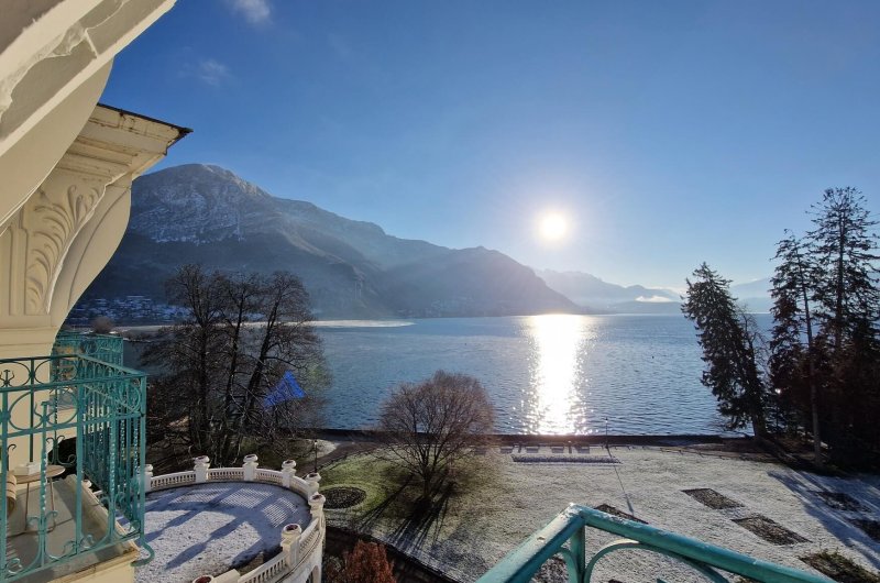 Terrasse de l'Impérial Palace à Annecy dans les lumières hivernales.